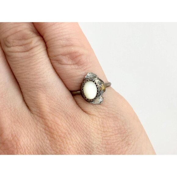 Mother of Pearl Silver Toned Vintage Southwest Style Ring - sz 4.5 - Picture 9 of 10